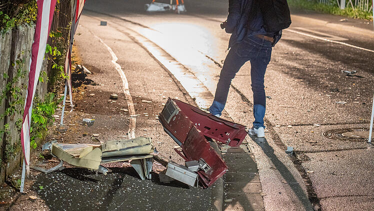 Explosion am Karfreitag - Unbekannte sprengen Zigarettenautomat in die Luft