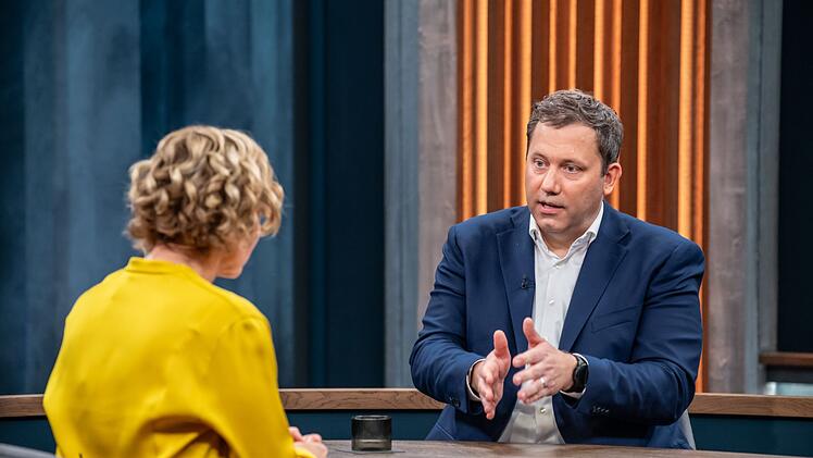 Lars Klingbeil lobt die außenpolitischen Verdienste von Donald Trump. Gleichzeitig bereiten ihm die innenpolitischen Entwicklungen in den USA Sorgen.