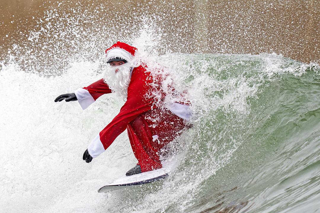 Surfender Weihnachtsmann in Gro&szlig;britannien