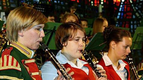 Sie gaben, ebenso wie ihre Musikerkollegen, beim Benefizkonzert ihr Bestes (von links): Anna-Carina Schultheiß, Jennifer Fröba  und  Katja Fröba. Fotos: Veronika Schadeck