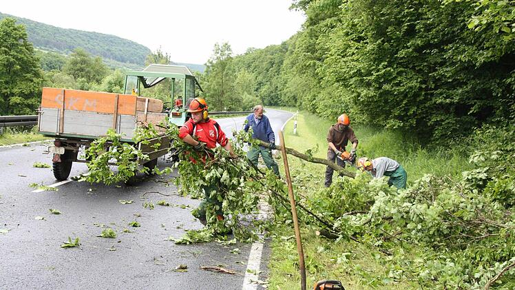 Arbeiter beseitigten ein Dutzend gefallene Bäume kurz vor Euerdorf.