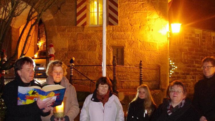 Am Freitag wurde das Adventsfenster mit der Nummer 20 feierlich eröffnet. Mit im Bild ist Gisela Deinl ( 3. v.l.).