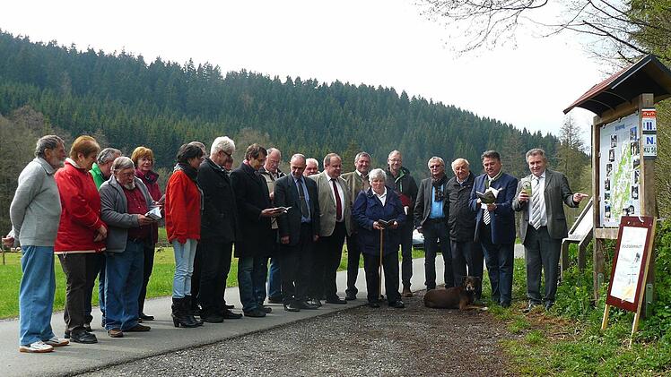 Eine große Zahl von Ehrengästen mit (von rechts) Pressecks Bürgermeister Siegfried Beyer, Landrat Klaus Peter Söllner sowie Dietrich Förster (fünfter von rechts) an der Spitze hatte sich zur Vorstellung der neuen Mühlenweg-Broschüre an der Übersichtstafel nahe des Ferienhofes Neumühle eingefunden. Auch die beteiligten Ortsgruppen des Frankenwaldvereines waren stark vertreten.  Foto: Klaus-Peter Wulf