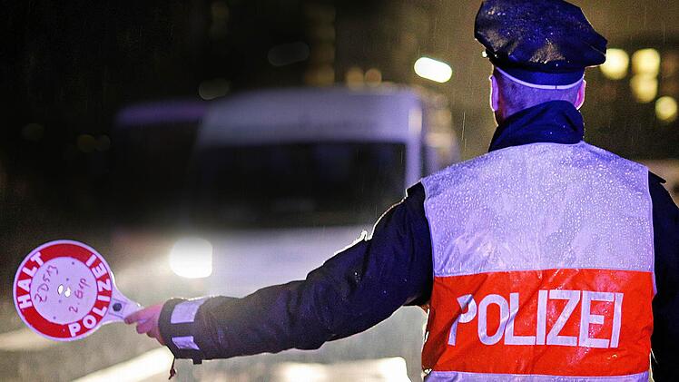 Mit verstärkten Verkehrskontrollen auch im Landkreis Bad Kissingen reagiert die Polizei auf die gestiegene Terrorgefahr. Das geschieht nicht aus Angst vor Anschlägen bei uns, sondern dient der Kontrolle des überörtlichen Verkehrs. Foto: Jörn Pollex/dpa