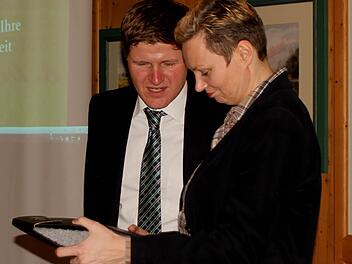 Vorsitzender Steffen Beiersdorfer (links) würdigte den eindrucksvollen Vortrag von Kathrin Seeger und überreichte ein kleines Präsent.  Fotos: Günther Geiling