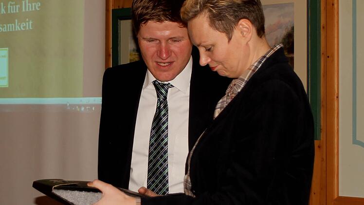 Vorsitzender Steffen Beiersdorfer (links) würdigte den eindrucksvollen Vortrag von Kathrin Seeger und überreichte ein kleines Präsent.  Fotos: Günther Geiling