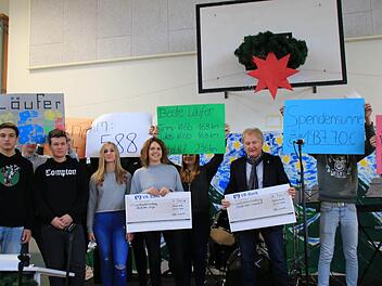 Marina Schachenmayer-Wiesend und Stefan Labus nahmen die Spenden der Mittelschule entgegen. Foto: Heike Beudert