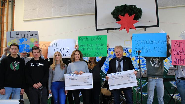 Marina Schachenmayer-Wiesend und Stefan Labus nahmen die Spenden der Mittelschule entgegen. Foto: Heike Beudert