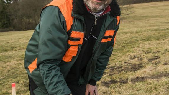 Rainer Freiberg, ein freiwilliger Helfer aus Schönderling, präsentiert seinen Fund.  Foto: Jürgen Hüfner