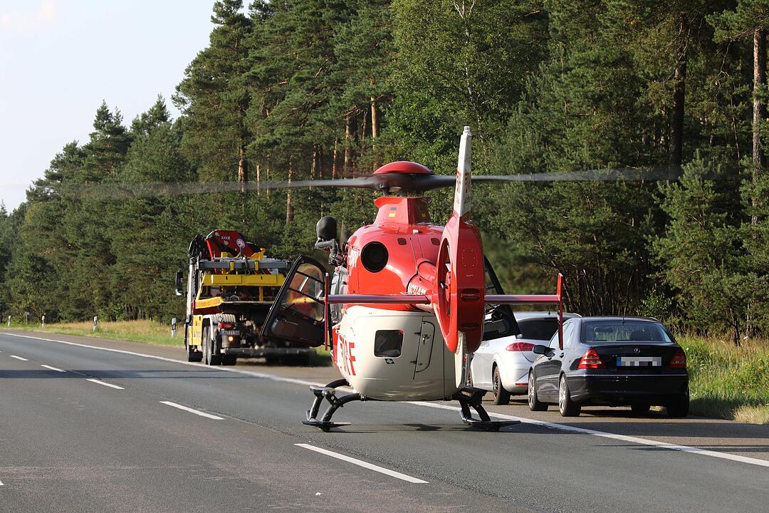 Kampf gegen die Zeit: Vollbeladener Autotransporter ŸberschlŠgt sich auf der A9 - Feuerwehr braucht anderthalb Stunden, um eingeklemmten Fahrer zu befreien
