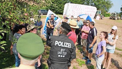 Oberhalb der Stadt, am Rasenweg, starteten Landwirte aus mehreren Landkreisen ihre Protestaktion für eine bessere Milchpolitik.  Foto: C.Schmitt