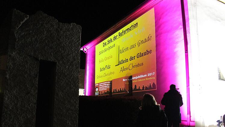 Auf die Westfassade der Kirche (mit dem Ehrenmal links im Bild) wurden Bilder, Sprüche und Zitate projiziert. Evi Seeger