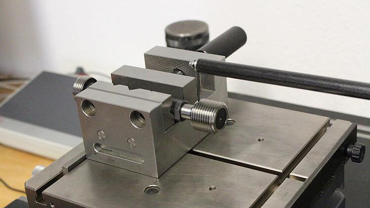 Mit einem Kontographen wird die Qualität der Werkstücke überprüft.   Yannick Hupfer