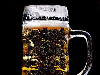 Ein bislang Unbekannter hat am Mittwochabend am Erlanger Bahnhof an einem Auto randaliert und dem Fahrer dann auch noch Bier über den Kopf geschüttet. Symbolfoto: pixabay.com/Alexas_Fotos