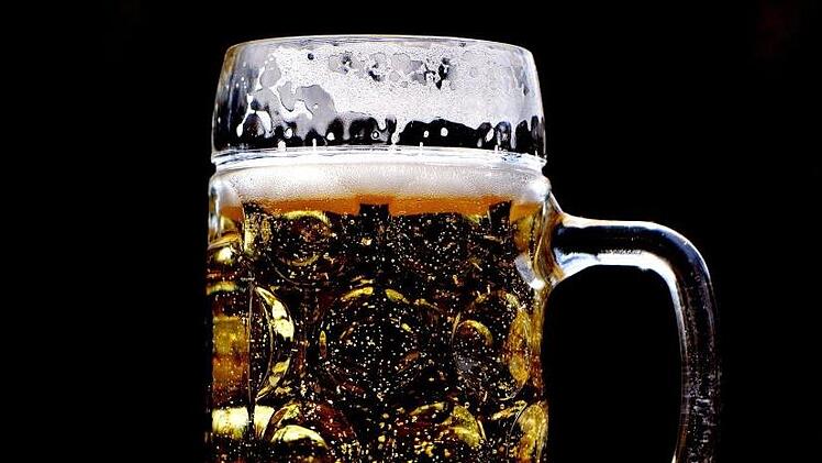 Ein bislang Unbekannter hat am Mittwochabend am Erlanger Bahnhof an einem Auto randaliert und dem Fahrer dann auch noch Bier über den Kopf geschüttet. Symbolfoto: pixabay.com/Alexas_Fotos