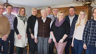 Otto Herzog (Fünfter v. l.) feierte im Familienkreis seinen 90. Geburtstag. Zu den Gratulanten zählten auch Bürgermeisterin Susanne Grebner (Vierte v. l.) sowie die Waltec-Geschäftsführerin Britta Höfer (Dritte v. l.).  Foto: H. Schülein