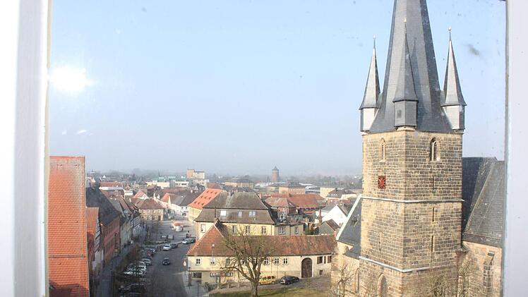 Wer hinaufgestiegen ist, hat einen tollen Ausblick auf die Stadt.