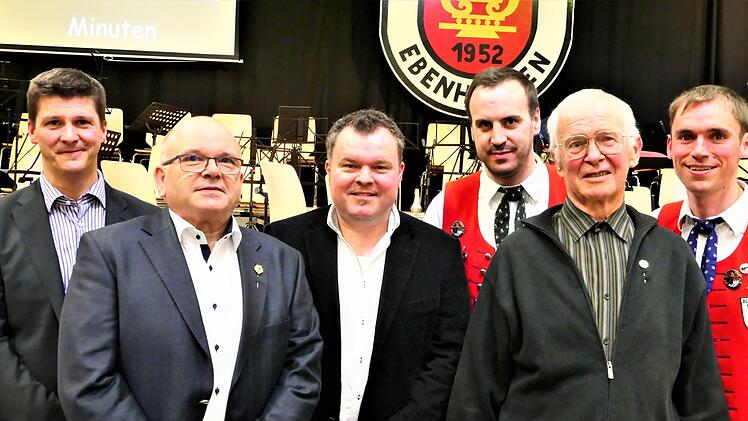 Sie wurden für langjährige Mitgliedschaft ausgezeichnet (von links): Dietmar Bauer (40 Jahre), Christian Goldbach (50 Jahre), Dominik Sitter Stellv. Bezirksvorsitzender NBMB, Julian Wahler und Roland Meißner (jeweils 25 Jahre), Blaskapellenvorsitzender Matthias Dees. Fotos: Elisabeth Mehn