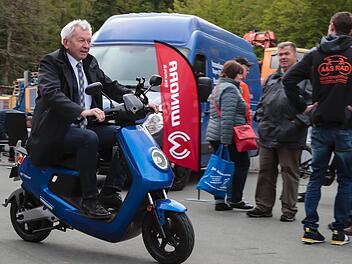 Landrat Johann Kalb erprobt einen umweltfreundlichen E-Roller.  Fotos: Matthias Hoch