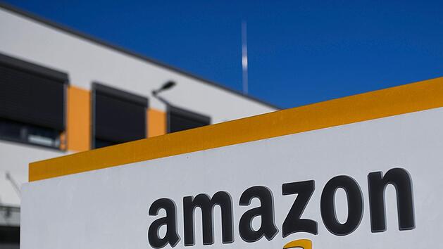 Durch die Ansiedlung in Hof würde in Franken ein weiterer Amazon-Standort entstehen: Berichten zufolge will der Internethändler im Zuliefererpark Hof-Gattendorf ein Logistikzentrum bauen. Symbolfoto: Ina Fassbender / dpa