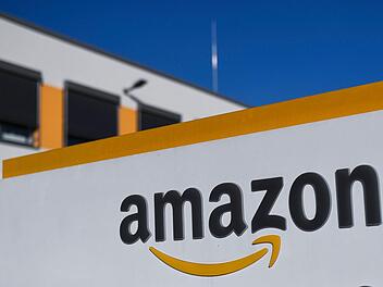 Durch die Ansiedlung in Hof w&uuml;rde in Franken ein weiterer Amazon-Standort entstehen: Berichten zufolge will der Interneth&auml;ndler im Zuliefererpark Hof-Gattendorf ein Logistikzentrum bauen. Symbolfoto: Ina Fassbender / dpa