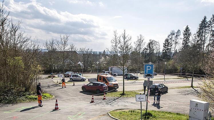 Gegenüber der Eishalle in Haßfurt (Großer Anger) ist die  Corona-Teststelle aufgebaut. Die zu testenden Personen müssen mit dem Auto hineinfahren, beantworten Fragen und lassen sich testen. Foto: René Ruprecht