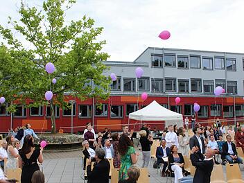 Mit guten Wünschen flogen die Luftballons nach der Abifeier vom Pausenhof des Kissinger Gymnasiums in den Himmel.Werner Vogel