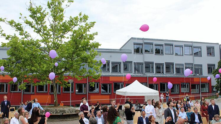 Mit guten Wünschen flogen die Luftballons nach der Abifeier vom Pausenhof des Kissinger Gymnasiums in den Himmel.Werner Vogel