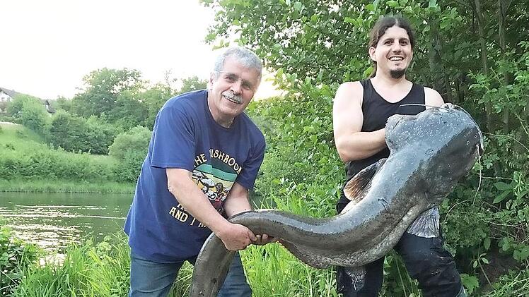 Horst Drinndörfer und sein Sohn Martin mit dem großen Wels