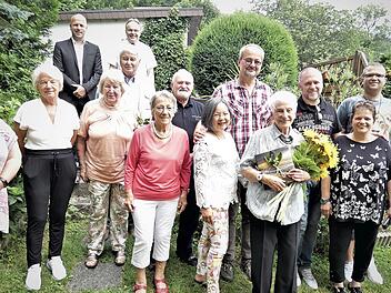 Christa Burghofer (vorne, mit Blumen) im Kreise der Gratulanten