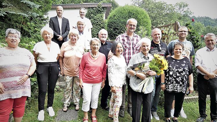 Christa Burghofer (vorne, mit Blumen) im Kreise der Gratulanten