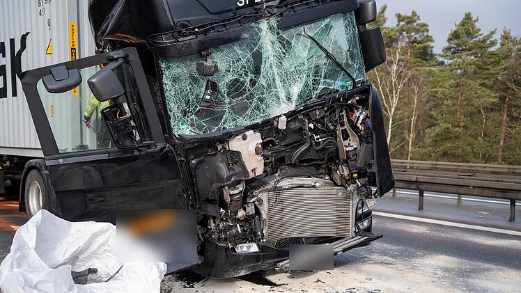 Lastwagen kracht in Stauende: A6 bei Nürnberg gesperrt