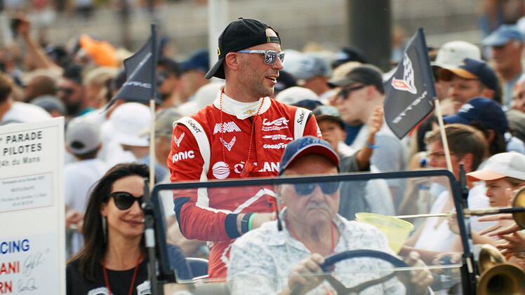 Bilder von der Fahrerparade in Le Mans: Die neue ARTE-Doku begibt sich immer wieder direkt auf die Strecke, um die Faszination rund um das 24-Stunden-Rennen greifbar zu machen.