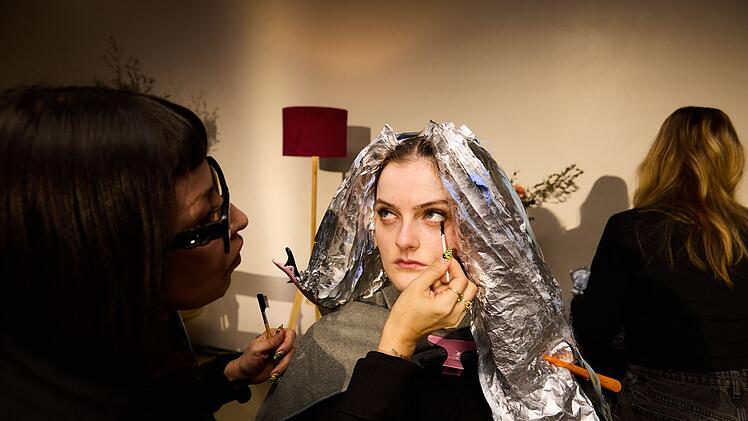 Julias Haare werden stundenlang immer wieder von braun auf platinblond gebleicht.