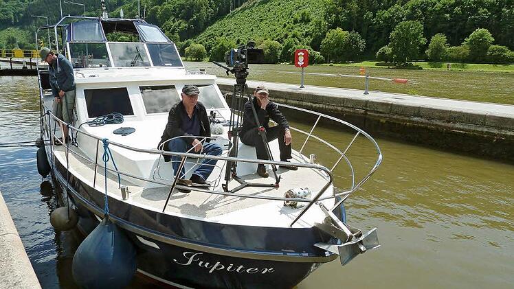 34 Schleusen passierte das Maus-Team an Bord der "Jupiter": An Deck Armin Maiwald (Mitte), rechts Kameramann Kai von Westerman. Foto: WDR/Flash Film