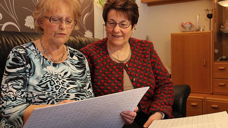 Hanelore Hanel (links) übergibt ihre Aufzeichnungen und Pläne an die neue Friedhofsverwalterin in Kasendorf, Eleonore Bergmann. Foto: Katharina Müller-Sanke