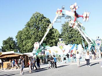 Überschlag gefällig? In den Fahrgeschäften wie hier im "Flip Fly" geht es rund.  Fotos: R. Popp