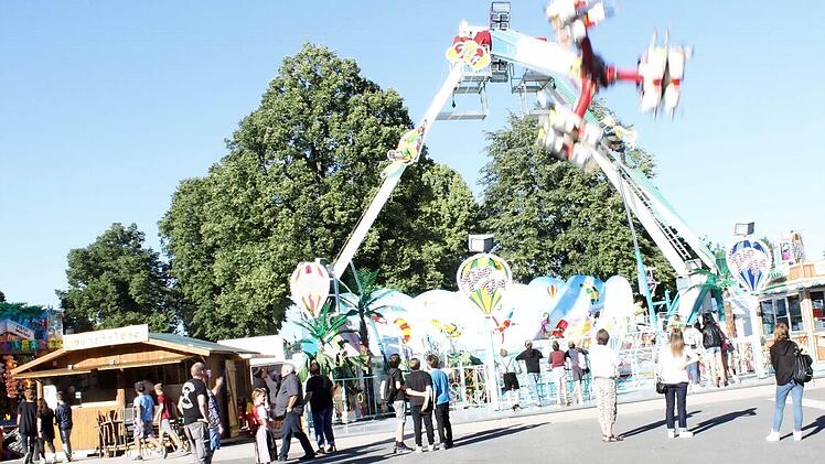 Überschlag gefällig? In den Fahrgeschäften wie hier im "Flip Fly" geht es rund.  Fotos: R. Popp