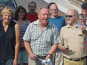 Freuen sich, dass der Verkehr auf der Gleußener Ortsdurchfahrt wieder fließen kann (von links): Nina Liebermann, Werner Thomas und Jürgen W. Heike. Foto: Berthold Köhler