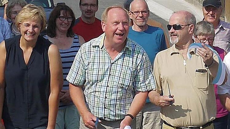 Freuen sich, dass der Verkehr auf der Gleußener Ortsdurchfahrt wieder fließen kann (von links): Nina Liebermann, Werner Thomas und Jürgen W. Heike. Foto: Berthold Köhler