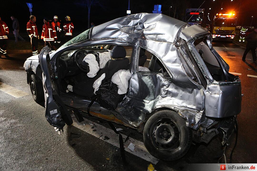 Pkw prallt  in Schweinfurt gegen Tanklastzug