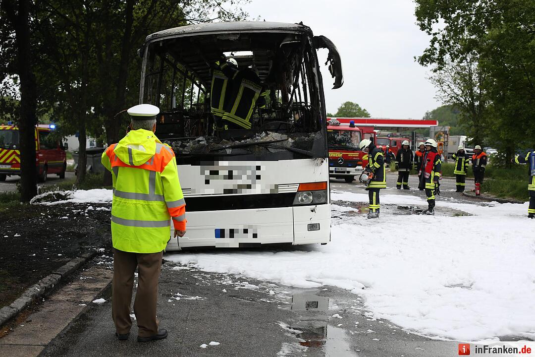 Reisebus brennt auf A3 bei Schlüsselfeld ab