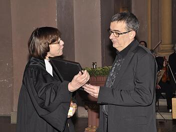 Für 25 Jahre in kirchenmusikalischen Diensten überreichte Pfarrerin Christel Mebert dem Kirchenmusikdirektor Jörg Wöltche eine Urkunde und ein Präsent. Foto: Peter Klopf