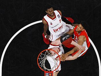 Darius Miller (hinten) und Leon Radosevic (l.) werden versuchen, Raymar Morgan in die Schranken zu weisen. Foto: Daniel L&ouml;b