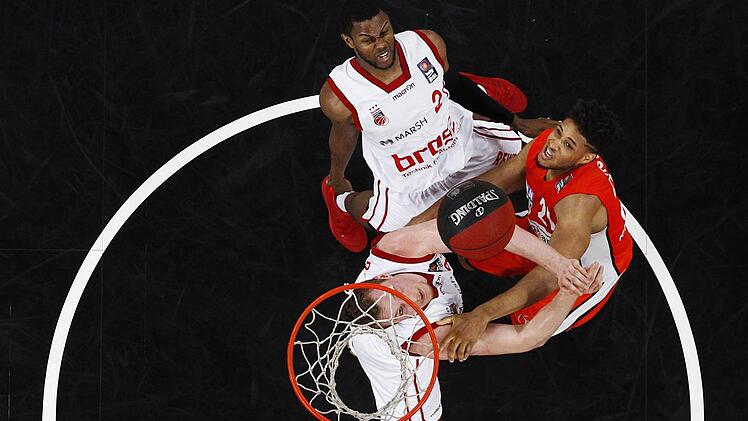 Darius Miller (hinten) und Leon Radosevic (l.) werden versuchen, Raymar Morgan in die Schranken zu weisen. Foto: Daniel L&ouml;b
