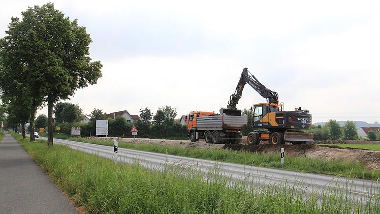 An der Kreisstraße in Richtung Schney wird in wenigen Wochen der Damm mit Hinterweg fertiggestellt. Jutta Rudel