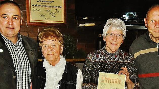 Mit Urkunden und Geschenken zeichnete der Seniorenclub 72 Wolfgang Schrape, Renate Schrape und Gertrud Gebhardt (von rechts) f&uuml;r 20-j&auml;hrige Mitgliedschaft aus. B&uuml;rgermeister Robert H&uuml;mmer (links) gratulierte.  Foto: Bernd Kleinert