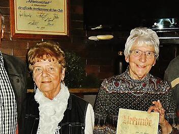 Mit Urkunden und Geschenken zeichnete der Seniorenclub 72 Wolfgang Schrape, Renate Schrape und Gertrud Gebhardt (von rechts) für 20-jährige Mitgliedschaft aus. Bürgermeister Robert Hümmer (links) gratulierte.  Foto: Bernd Kleinert