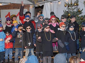Die Darbietungen der Kinder sind ein fester Bestandteil des Lebendigen Adventskalenders seit Anfang an. Der Herzogenauracher Nachwuchs wechselt sich auch in diesem Jahr mit Künstlern aus der ganzen Region ab. Unser Foto stammt aus dem Jahr 2009 und zeigt einen Auftritt des Kindergartens St. Magdalena.  Foto: Bernhard Panzer (Archiv)