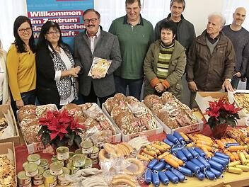 Bei der Spendenübergabe von links: Petra Kern und Eva Wichtermann (ASB), Christina Mount (BRK), Innungs-Obermeister Werner Oppel, Hans Derbfuß, Sabine Dötzer, Bäckermeister Norbert Linz, Engelbert Erner, Thilo Schmidt und Werner Lorenz (Caritas)  Foto: Josef Hofbauer